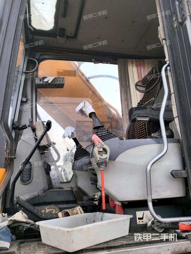 駕駛室整體(整機(jī)外觀) 駕駛室整體(整機(jī)外觀)