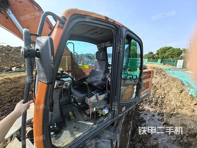 駕駛室整體(整機(jī)外觀) 駕駛室整體(整機(jī)外觀)