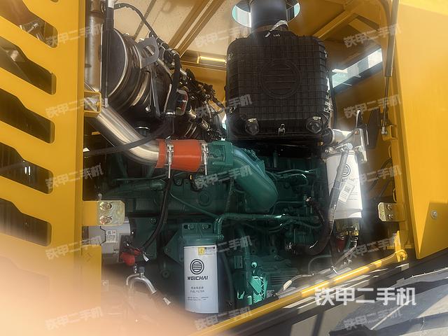 发动机右侧(整机外观及大件) 发动机右侧(整机外观及大件)