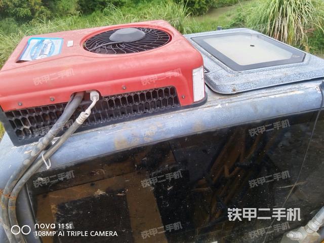 駕駛室頂部(整機(jī)外觀) 駕駛室頂部(整機(jī)外觀)
