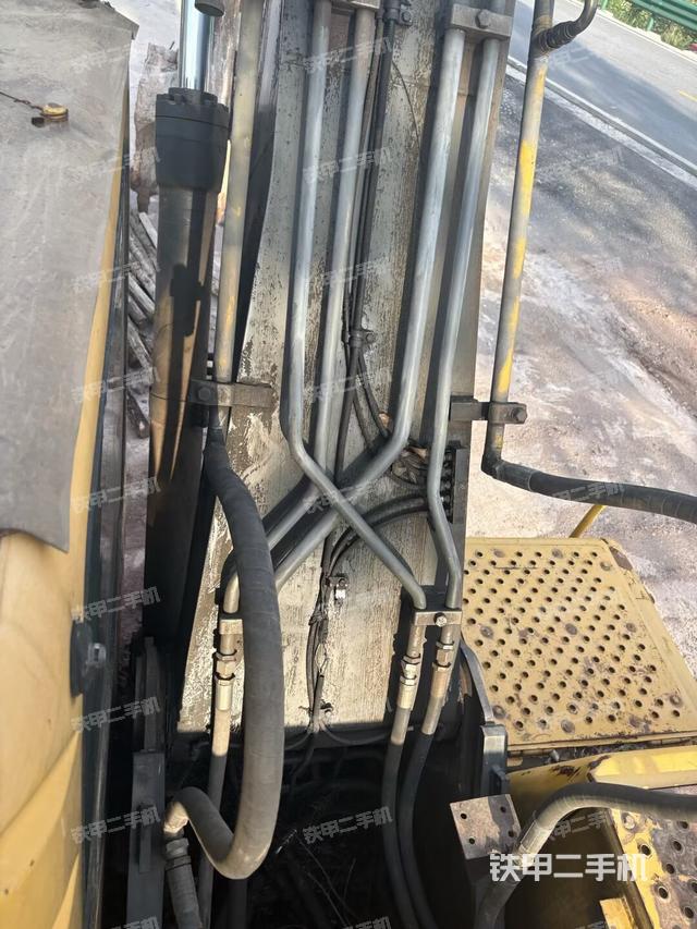 转盘和下车架正前(工作和回转装置) 转盘和下车架正前(工作和回转装置)