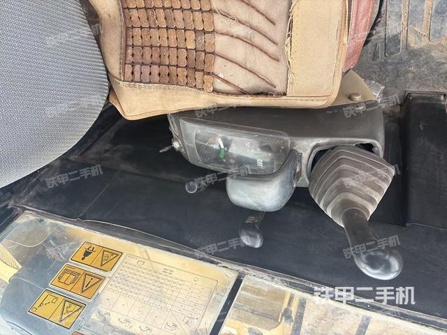 行走控制手柄和踏板?俯拍（駕駛室部分）