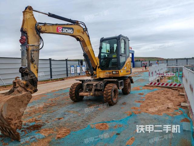 駕駛室頂部(整機(jī)外觀) 駕駛室頂部(整機(jī)外觀)