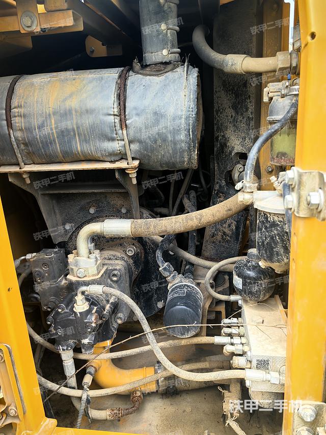 液壓泵艙室正面整體(整機(jī)外觀) 液壓泵艙室正面整體(整機(jī)外觀)