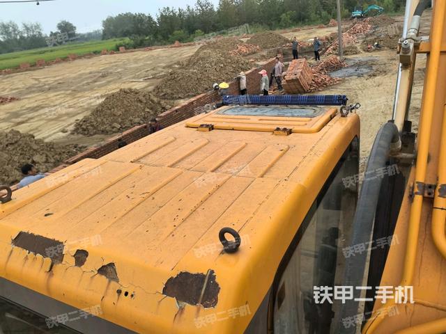 駕駛室頂部(整機(jī)外觀) 駕駛室頂部(整機(jī)外觀)