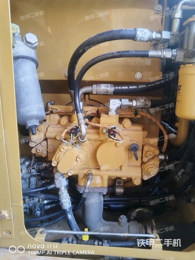 液壓泵艙室正面整體(整機外觀) 液壓泵艙室正面整體(整機外觀)