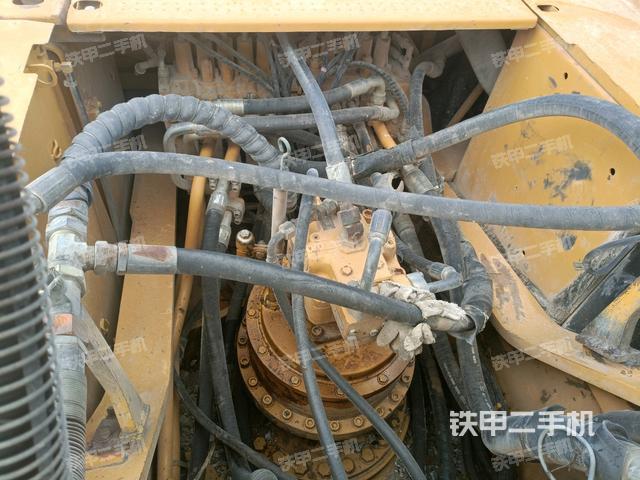 回轉(zhuǎn)馬達(dá)和主控閥(整機(jī)外觀) 回轉(zhuǎn)馬達(dá)和主控閥(整機(jī)外觀)