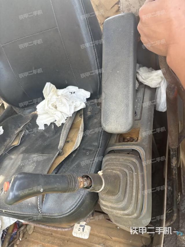 行走控制手柄和踏板 俯拍(驾驶室部分) 行走控制手柄和踏板 俯拍(驾驶室部分)
