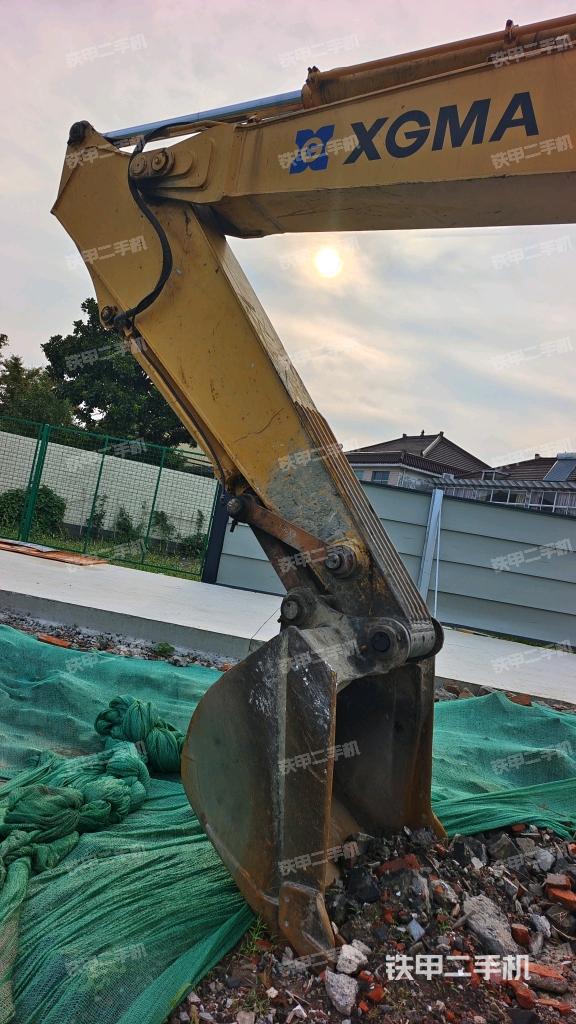 小臂整体左后(工作和回转装置) 小臂整体左后(工作和回转装置)
