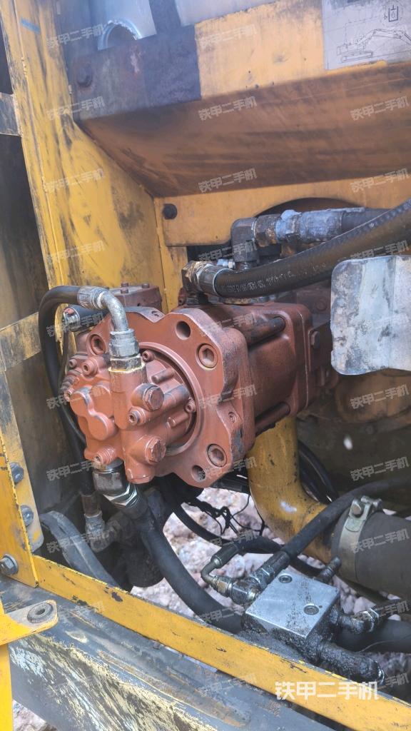 液压泵舱室正面整体(整机外观) 液压泵舱室正面整体(整机外观)