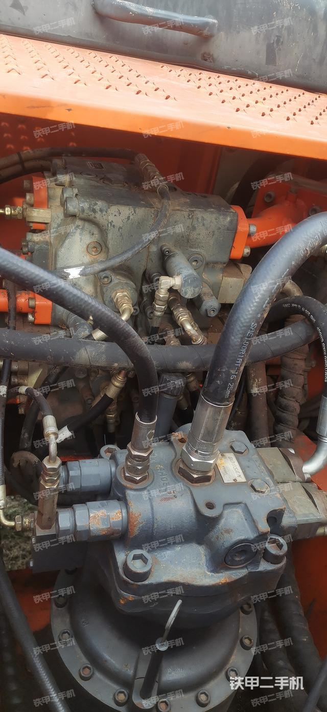 回转马达和主控阀（整机外观）