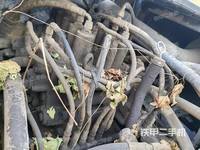 回轉(zhuǎn)馬達和主控閥(整機外觀) 回轉(zhuǎn)馬達和主控閥(整機外觀)