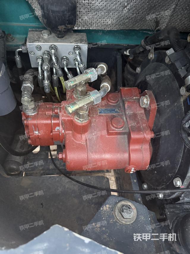 液压泵舱室正面整体（整机外观）