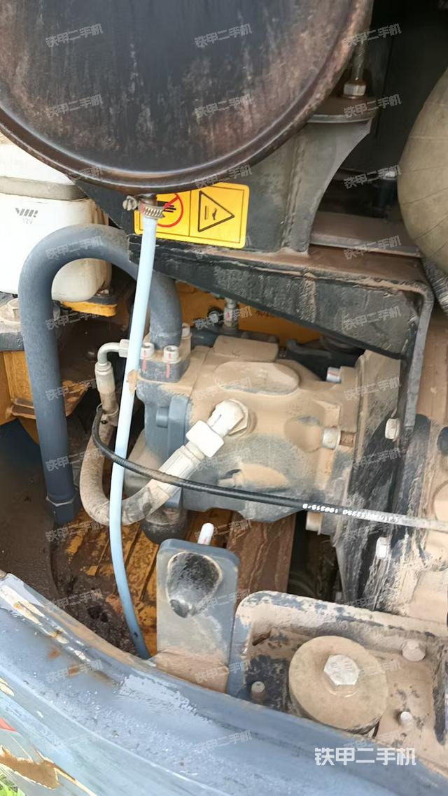 液壓泵艙室正面整體(整機(jī)外觀) 液壓泵艙室正面整體(整機(jī)外觀)