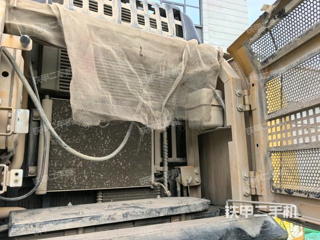 散熱器正面(大件艙室) 散熱器正面(大件艙室)