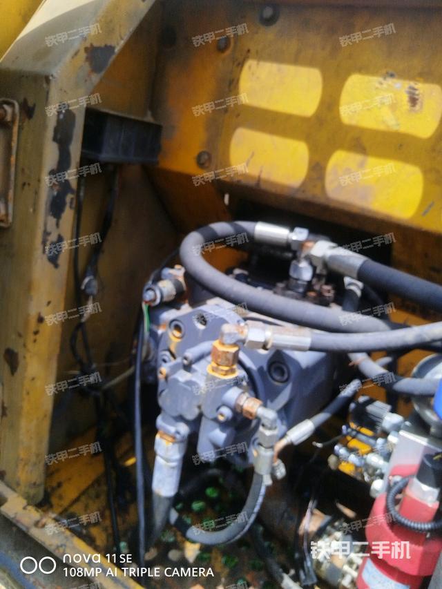 液壓泵艙室正面整體(整機(jī)外觀) 液壓泵艙室正面整體(整機(jī)外觀)
