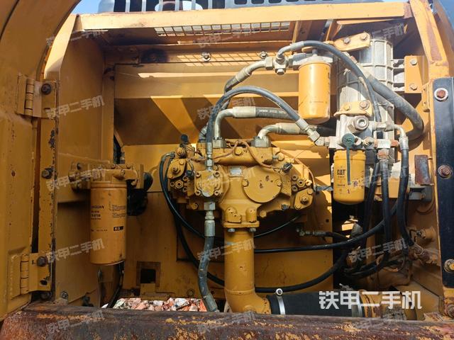 液压泵舱室正面整体(整机外观) 液压泵舱室正面整体(整机外观)
