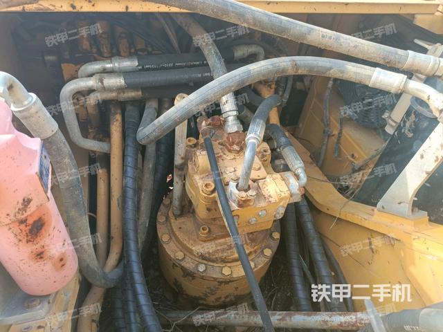 回转马达和主控阀(整机外观) 回转马达和主控阀(整机外观)