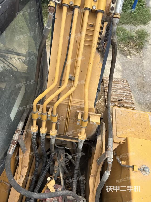 大臂背部俯視(工作和回轉(zhuǎn)裝置) 大臂背部俯視(工作和回轉(zhuǎn)裝置)