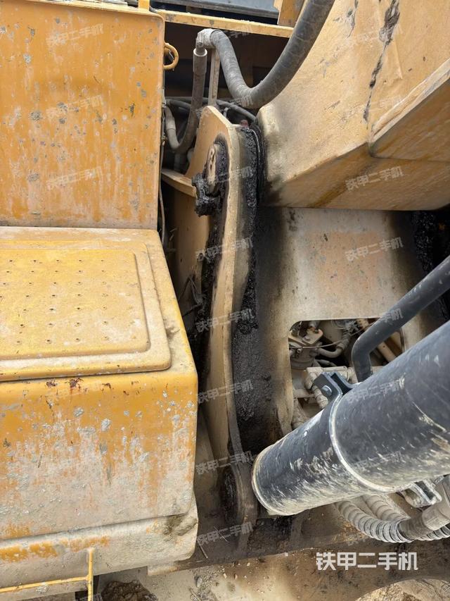 鏟斗右后整體(工作和回轉(zhuǎn)裝置) 鏟斗右后整體(工作和回轉(zhuǎn)裝置)