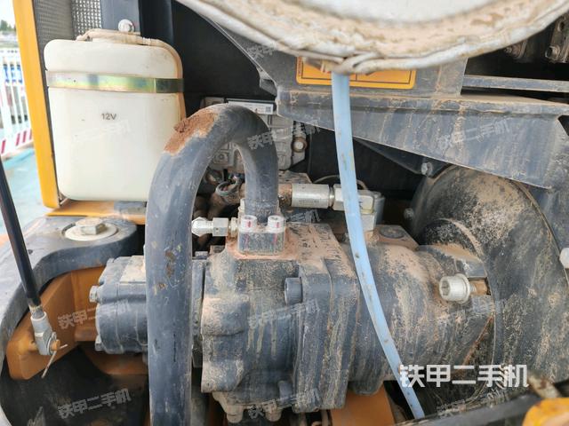 液壓泵艙室正面整體(整機(jī)外觀) 液壓泵艙室正面整體(整機(jī)外觀)