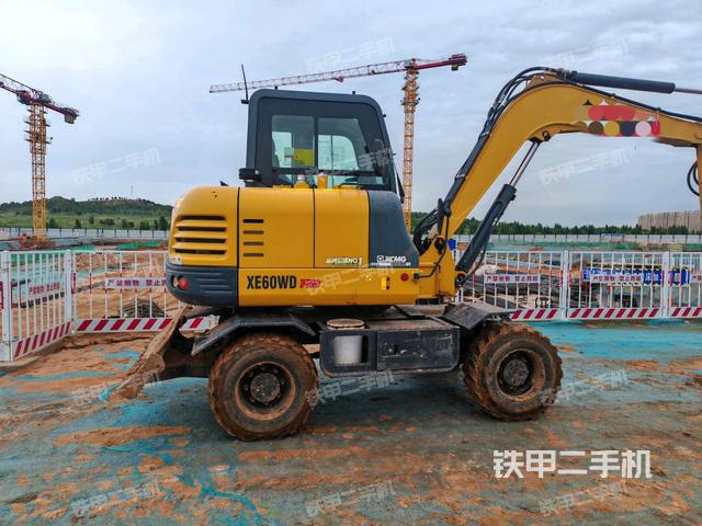 單側(cè)履帶整體(整機(jī)外觀) 單側(cè)履帶整體(整機(jī)外觀)