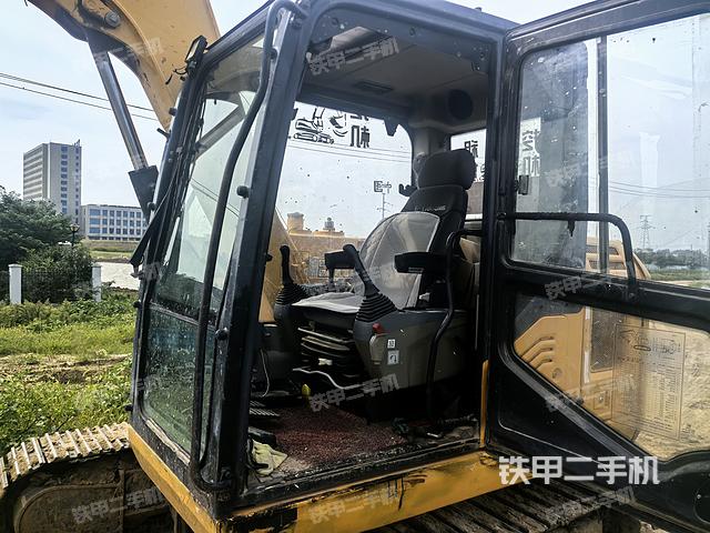 駕駛室整體(整機(jī)外觀) 駕駛室整體(整機(jī)外觀)