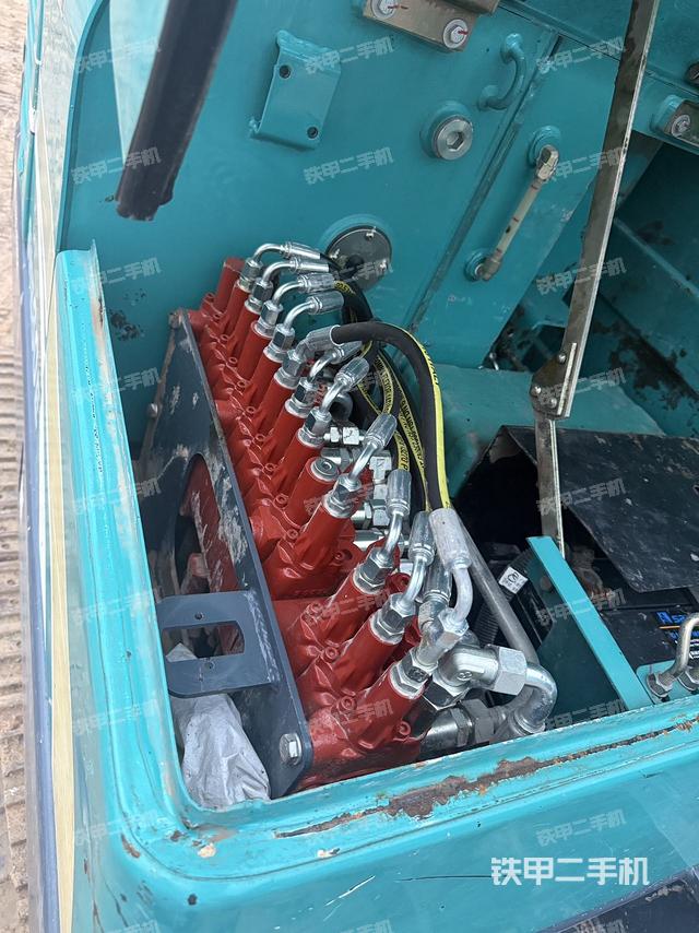 回转马达和主控阀（整机外观）