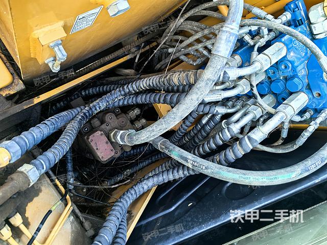 回轉(zhuǎn)馬達(dá)和主控閥(整機(jī)外觀) 回轉(zhuǎn)馬達(dá)和主控閥(整機(jī)外觀)