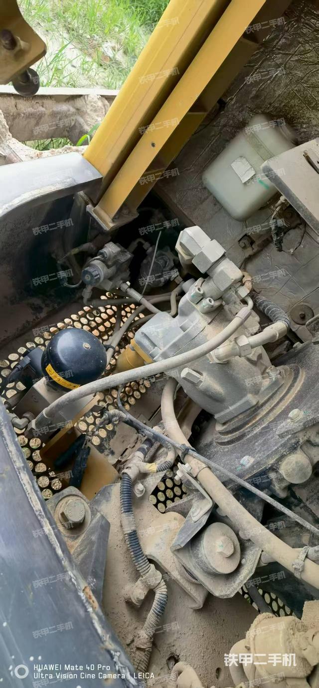 液壓泵艙室正面整體(整機外觀) 液壓泵艙室正面整體(整機外觀)