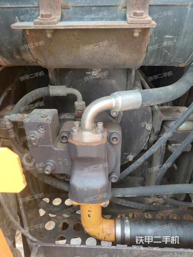 液壓泵艙室正面整體(整機(jī)外觀) 液壓泵艙室正面整體(整機(jī)外觀)