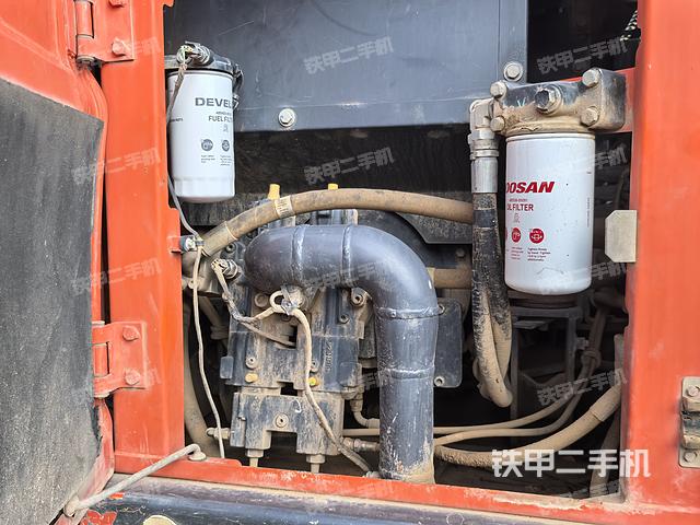 液壓泵艙室正面整體(整機(jī)外觀) 液壓泵艙室正面整體(整機(jī)外觀)