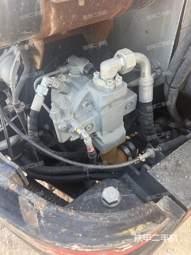 液壓泵艙室正面整體(整機(jī)外觀) 液壓泵艙室正面整體(整機(jī)外觀)