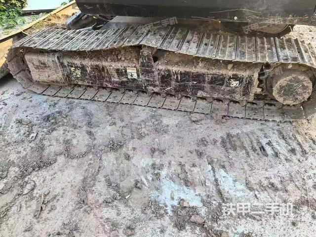 單側(cè)履帶整體(整機(jī)外觀) 單側(cè)履帶整體(整機(jī)外觀)