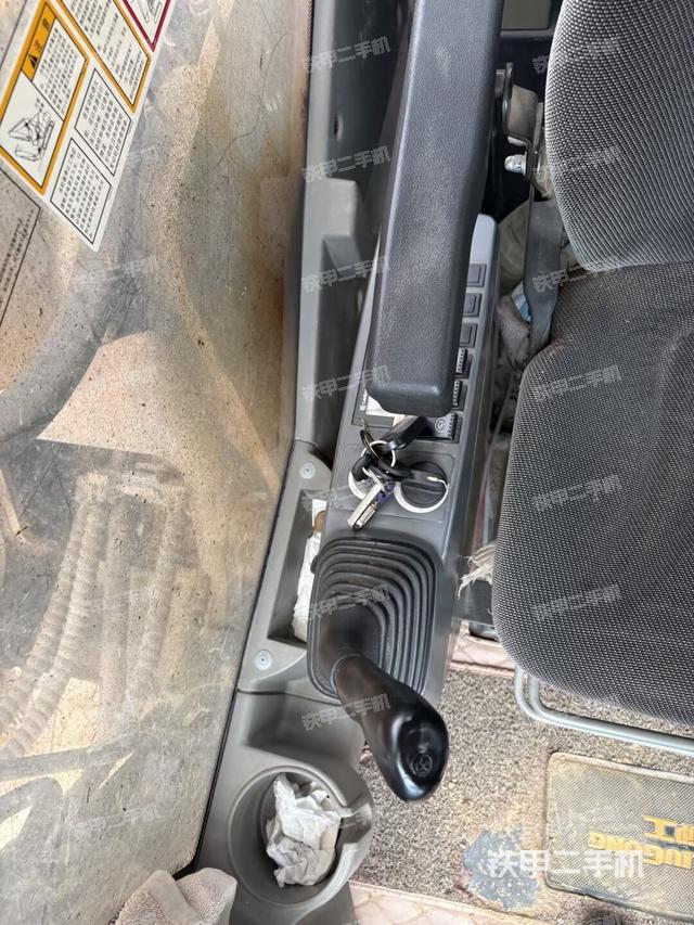 行走控制手柄和踏板?俯拍(駕駛室部分) 行走控制手柄和踏板?俯拍(駕駛室部分)