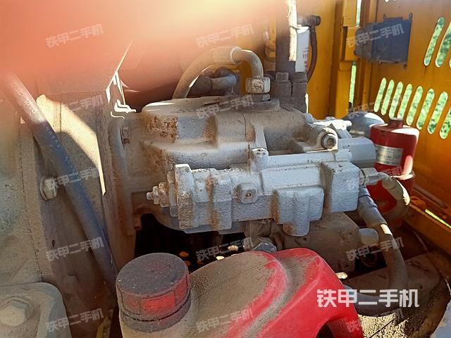 液压泵舱室正面整体（整机外观）