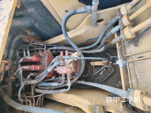 回转马达和主控阀(整机外观) 回转马达和主控阀(整机外观)