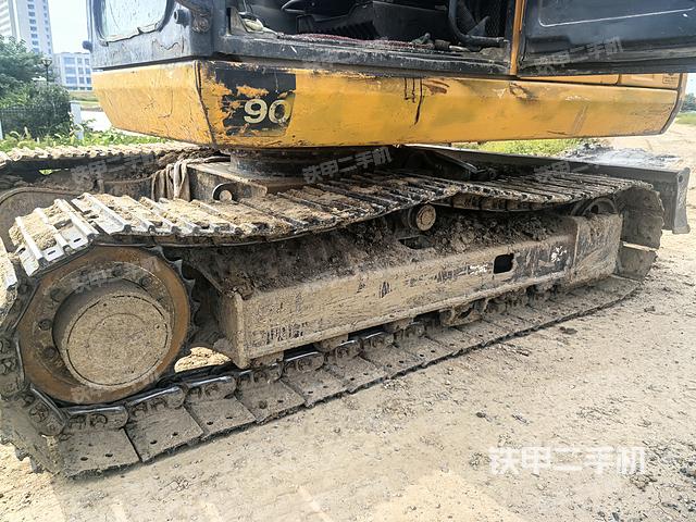 單側(cè)履帶整體(整機(jī)外觀) 單側(cè)履帶整體(整機(jī)外觀)