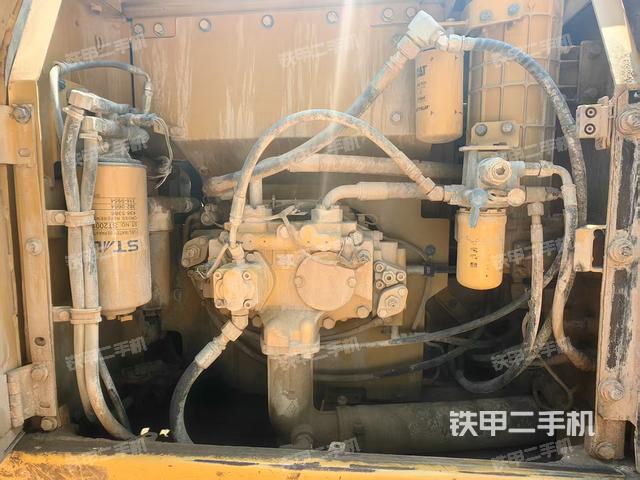 液壓泵艙室正面整體(整機外觀) 液壓泵艙室正面整體(整機外觀)