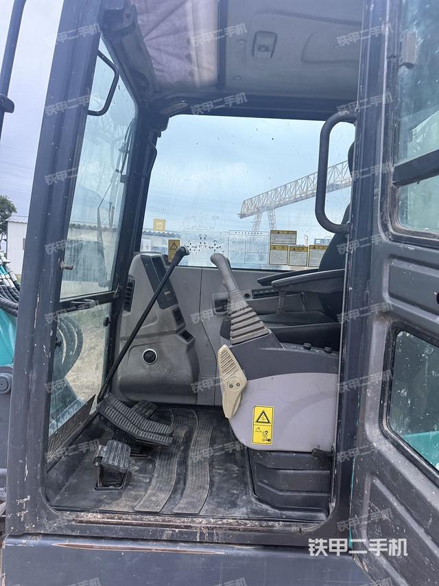 驾驶室顶部（整机外观）