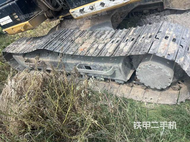 單側(cè)履帶整體(整機(jī)外觀) 單側(cè)履帶整體(整機(jī)外觀)
