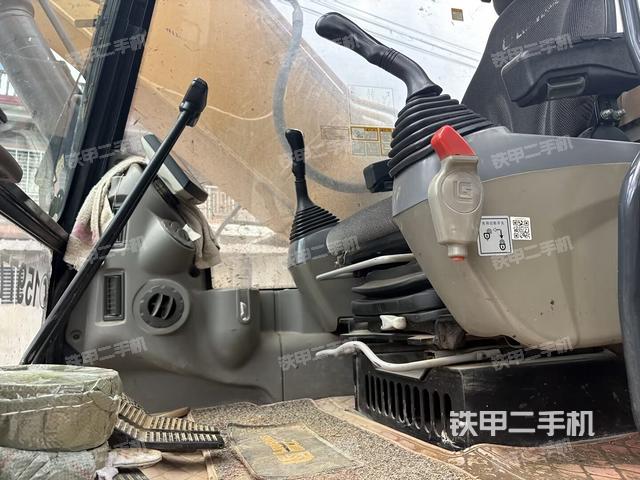 座椅左側(cè)控制臺/音響/含左手柄(駕駛室部分) 座椅左側(cè)控制臺/音響/含左手柄(駕駛室部分)