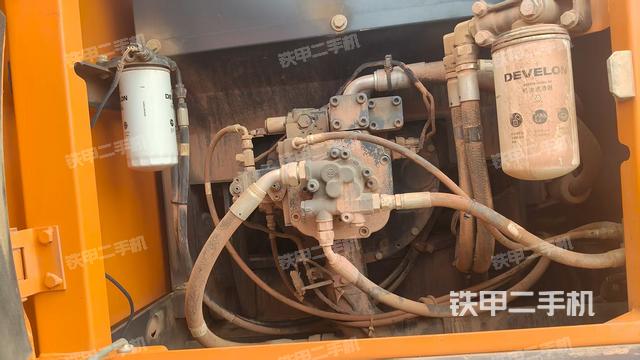液压泵舱室正面整体(整机外观) 液压泵舱室正面整体(整机外观)