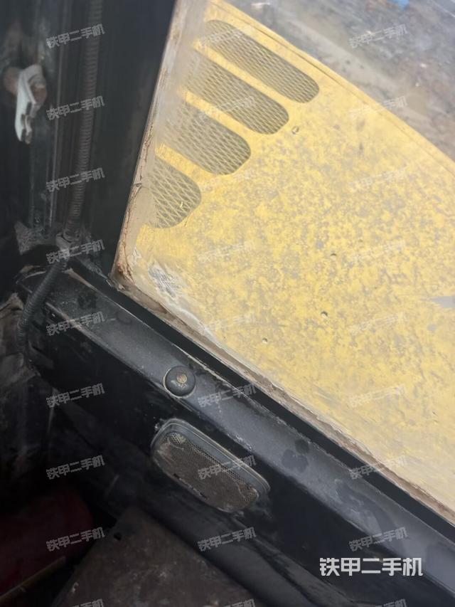 后窗玻璃角標（駕駛室部分）