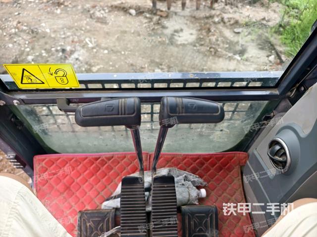 行走控制手柄和踏板?俯拍(駕駛室部分) 行走控制手柄和踏板?俯拍(駕駛室部分)