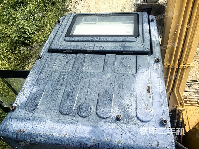 駕駛室頂部(整機(jī)外觀) 駕駛室頂部(整機(jī)外觀)