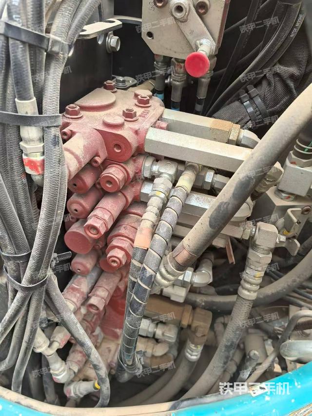 回轉(zhuǎn)馬達(dá)和主控閥（整機(jī)外觀）