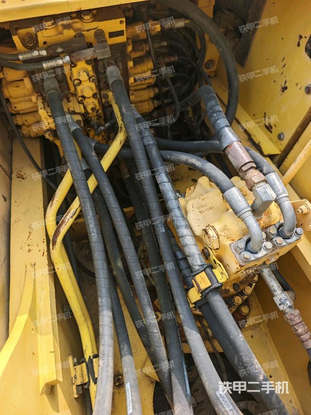 回轉(zhuǎn)馬達(dá)和主控閥(整機(jī)外觀) 回轉(zhuǎn)馬達(dá)和主控閥(整機(jī)外觀)