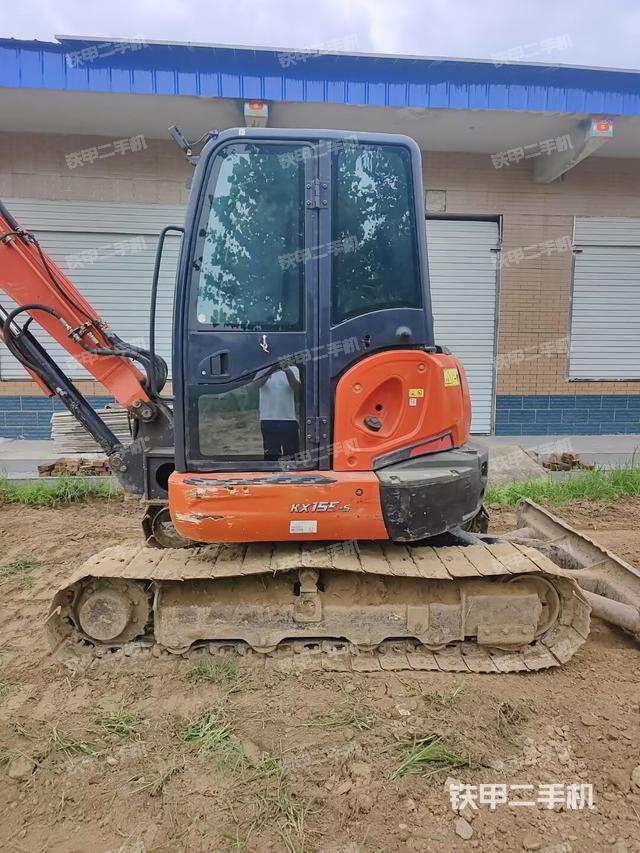 駕駛室整體(整機(jī)外觀) 駕駛室整體(整機(jī)外觀)