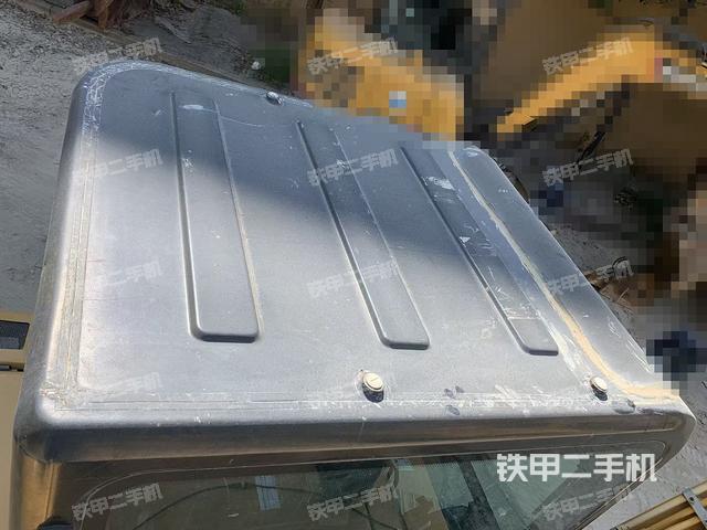駕駛室頂部(整機(jī)外觀) 駕駛室頂部(整機(jī)外觀)